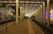 Neuer Glanz -

Die ursprüngliche Metrostation Rotterdam Centraal wurde 1968 eröffent. Im Zusammenhang mit dem Anschluss der RandStad Rail nach Den Haag an das Metronetz wurde die Station umgebaut und auf drei Gleise erweitert. Bunte Beleuchte Wände und ein verspiegeltes Dach prägen jetzt das Aussehen der Station.

21.06.2016 (M)