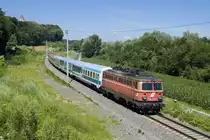 Am 5. Juli 2015 war die altehrwürdige 1142 575 am österreichischen Streckenabschnitt mit dem EC 151 unterwegs und konnte bei Ehrenhausen festgehalten werden. Leider fehlte an diesem Tag jedoch der Speisewagen im Zugverband. 