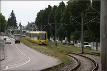 . Von der Wiese in den Schotter -

Stadtbahntrasse in der Pforzheimer Straßen in Stuttgart-Weilimdorf mit der Haltestelle Landauer Straße im Hintergrund.

23.07.2016 (M)