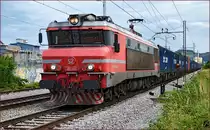 SŽ 363-018 zieht Containerzug durch Maribor-Tabor Richtung Koper Hafen. /26.7.2016