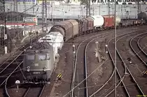 150 087 fährt mit einem Güterzug in den Hbf. Würzburg ein - 09.10.1990