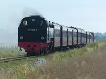 Der Molli hat am 30.7.2016 mit Verspätung zu kämpfen. Bei hohem Fahrgastaufkommen verzögert sich durch den Fahrkartenverkauf die Abfahrt, was dann aufgrund enger Takte und eingleisiger Strecken offenbar nicht mehr ausgeglichen werden kann. Mit etwa +15 Minuten saust er hier kurz vor Kühlungsborn an mir vorbei. 30.7.2016