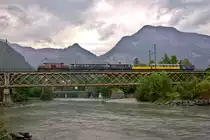 Die Ge 6/6 I 415 fährt mit dem Albula Erlebnisszug über die Eisenbahnbrücke über den Rhein in Reichenau-Tamins.Bild vom 31.7.2016