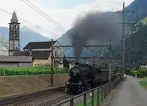 SBB HISTORIC: 
 Schweiz aktuell am Gotthard  - Dampfzug 30052 mit der C 5/6 2978 und nostalgischen Wagen auf der Rückfahrt beim Passieren der prächtigen Kirche San Michele von Giornico aus dem 12. Jahrhundert am 28. Juli 2016. 
Foto: Walter Ruetsch