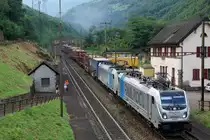 BLS: BLS-CARGO Doppeltraktion auf der Gotthard-Südrampe unterwegs beim Passieren der seit Jahren nicht mehr von der Bahn bedienten Haltestelle Giornico am 28. Juli 2016. An der Spitze des Zuges war die RAILPOOL 187 004-7 eingereiht.
Foto: Walter Ruetsch 