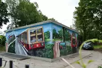 Sehr liebevoll bemalt wurden die Umformerhäuser am Bahnhof Oranienburg.

Oranienburg 19.07.2016
