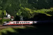 Am Abend verschwindet ein ETR 610 der FS, oberhalb von Wassen, aus den letzten Sonnenstrahlen im finstern Schatten.
Aufgenommen am 19.7.2016.