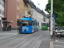 Zwei Straßenbahnen kreuzen sich in der Juliuspromenade in Würzburg in Juli 2016.