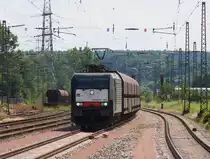 Am 26.07.2016 war ich nach Saarbrücken unterwegs und wartete auf meine Regionalbahn in Ensdorf Saar. Ein schönes Fotomotiv war auch noch drin. E 189 451 bringt einen leeren NIAG Kohlenzug zurück zum Duisburger Rheinhafen. 4 Kohle-Kraftwerke laufen noch im Saarland, drei werden mit der Bahn bedient. Im Hintergrund rechts liegt das KW Ensdorf, dieses wird meistens per Schiff bedient. Früher betrug die Fahrstrecke der Kraftwerkskohle vom Bergwerk Ensdorf bis zum KW knappe 2 Kilometer, heute legt die Kohle einige tausend Kilometer zurück. Verkehrte Welt oder Globalisierung nennt man das Heute. Bahnstrecke 3230 Saarbrücken - Karthaus
