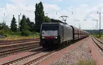 Am 26.07.2016 war ich nach Saarbrücken unterwegs und wartete auf meine Regionalbahn in Ensdorf Saar. Ein schönes Fotomotiv war auch noch drin. E 189 451 bringt einen leeren NIAG Kohlenzug zurück zum Duisburger Rheinhafen. 4 Kohle-Kraftwerke laufen noch im Saarland, drei werden mit der Bahn bedient. Im Hintergrund rechts liegt das KW Ensdorf, dieses wird meistens per Schiff bedient. Früher betrug die Fahrstrecke der Kraftwerkskohle vom Bergwerk Ensdorf bis zum KW knappe 2 Kilometer, heute legt die Kohle einige tausend Kilometer zurück. Verkehrte Welt oder Globalisierung nennt man das Heute. Bahnstrecke 3230 Saarbrücken - Karthaus
