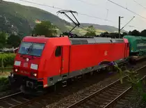 Am Campingplatz in Trechtingshausen habe ich die 185 288-8 vor meine Objektiv bekommen, nicht ohne das sich Flieder mit ins Bild geschlichen hat. Lasst Blumen sprechen...;-) 24.7.2016