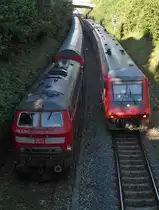 Blick von der Schlossbergbrücke (||) - Auf der Fahrt von Ulm nach Basel passiert IRE 3052 kurz nach der Abfahrt in Friedrichshafen 218 496-8 mit den Wagen des ex IRE 4231, der auf Grund einer Verspätung von 32 Minuten die Fahrt am 22.06.2016 nicht in Lindau sondern vorzeitig in Friedrichshafen beendete.