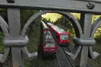 Blick von der Schlossbergbr�cke (|) - Auf Grund einer Versp�tung von 32 Minuten endete die Fahrt von 218 496-8 mit dem IRE 4231 am 22.06.2016 nicht planm��ig in Lindau sondern vorzeitig in Friedrichshafen. Kurz nach dem Beginn der Fahrt der RB 22776 in Friedrichshafen fahren die beiden RegioShuttle auf der Bodenseeg�rtelbahn am abgestellten Zug vorbei nach Radolfzell.