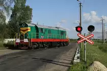 CM33-1365 Rangierlok am Strassenrand getroffen. Wenden in 2 Zügen und zurück zum Bahnübergang. Da kommt sie auch schon angerattert. In Kovel am 24.07.2016 erlebt.
