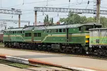 RZD bei Koroston Ukraine am 25.07.2016. Näher ran um die Nummer zu checken war mir zur unangenehm, weil dort noch ein paar Soldaten rumgelungert haben. Mit Fotoapparat am Bahnsteig kann zu Problemen führen. Konnte ich nicht gebrauchen, weil die Zeit nach Kiew drängte.