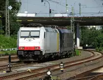 Railpool 185 637-6 steht am 01.08.16 in Hanau Hbf vom Bahnsteig aus fotografiert