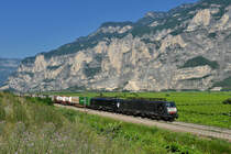 189 908 + 189 935 mit einem KLV am 09.07.2016 bei Salurn.