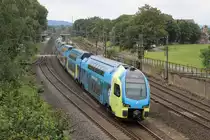 Westfalenbahn ET 603 verlässt nach kurzem Halt den Bahnhof von Bückeburg.
Aufgenommen von einem Fußgängersteg unweit des Bahnhofs.
Das Foto entstand am 30.07.2016.