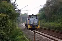 Zum Aufnahmezeitpunkt existierte zwischen den Stationen Bottrop-Boy und Bottrop Hbf ein Bahnübergang,
an dem man recht gut den regen Zugverkehr ablichten konnte.
Praktischerweise besaß die Anlage eine  2 Züge -Anzeige.
Mittlerweile existiert dieser Bahnübergang leider nicht mehr und an besagter Stelle stehen mittlerweile Zäune.
Am 13.10.2006 konnte ich dort diese kleine Diesellok der Duisport Rail ablichten.