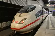 403 030-0  Göttingen  und 403 024-3  Fürth  stehen am 31.7.2016 als ICE545 von Köln Hauptbahnhof nach Berlin Gesundbrunnen im Tiefbahnhof des Berliner Hauptbahnhofs.