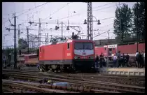 112021 am 18.5.1996 im HBF Dresden. Man beachte die noch an der Führerstandstür vorhandene große Loknummer, wie es die Lokomotiven der ersten DR Serie trugen. 