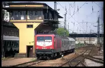112102 steht mit einer RB Garnitur am 18.5.1996 am nördlichen Stellwerk des HBF Dresden. 