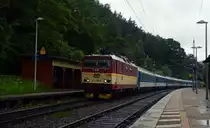 371 005 hat am 17.06.16 den EC 171, welcher auch Kurswagen des CNL 477 mitführt, in Dresden übernommen und bringt diesen nun zurück nach Prag.