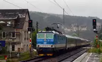371 015 bespannte am 17.06.16 den EN 476 aus Budapest nach Berlin, welchen sie in Prag übernommen hatte. Als der Knödel durch Stadt Wehlen rollte hatte der EN bereits drei Stunden Verspätung. 