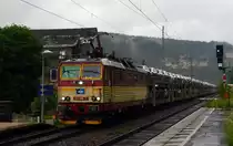Skoda-Lok vor Skoda-Zug; 372 006 führte am 17.06.16 einen Autozug durch Stadt Wehlen Richtung Dresden.