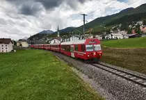 Der RE 1350 (St. Moritz - Klosters - Landquart) fährt mit BDt 1752 an der Spitze bei Zuoz weiter in Richtung S-chanf.
Aufgenommen am 21.7.2016. Schublok war Ge 4/4 II 628  S-chanf .