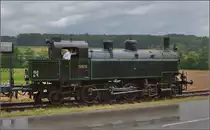 378.78 alias 93 1378 ist beim Personal sehr beliebt. Allerdings hatte diese Lok im Gegensatz zu den anderen keine Vergangenheit auf der Kandertalbahn. Man beachte auch die trotz längerem Fahrens noch vollständig weiße Dienstkleidung des Lokführers... Bei Wollbach, Juli 2016.