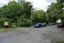 Zwischen den Häusern wurde die alte Altlandsberger Strecke leider mit Zäunen abgesperrt. Hier ist das letzte Teilstück dere Bahnstrecke kurz vor dem bahnhof Hoppegarten zu sehen.

Hoppegarten 19.07.2016