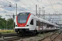 RABe 522 204, auf der S3, verlässt den Bahnhof Pratteln. Das abzweigende Gleis führt auf eine Strasse und in ein Industriegebiet, von wo aus auch diese Aufnahme am 11.07.2016 entstand.