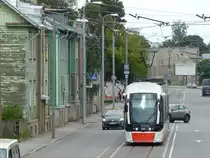 Derzeit sind in Tallinn nur die Straßenbahnlinien 3 und 4 unterwegs, die 1 und 2 sind wegen umfangreicher Streckenbauarbeiten vollständig eingestellt. Die zwei Straßenbahntypen CAF Urbos AXL (im Bild zu sehen) und Tatra KT4D teilen sich den Betrieb in dichtem Takt. 4.8.2016, Tallinn Tondi