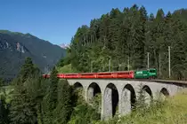 Am 18.07.2016 nähert sich die Ge 4/4 III 647 mit dem RE 1121 Filisur.