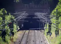 Licht am Ende des Tunnels. 
Eine Cobra durchfährt den Gemmenicher Tunnel in Richtung Aachen-West.
 Aufgenommen in Reinartzkehl an der Montzenroute. Bei Sommerwetter am Nachmittag vom 19.7.2016.