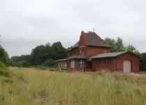 3.8.2016 Prenzlau Vorstadt. In altem Glanz erstrahlt das EG nachdem es privat übernommen wurde. Restliche Eisenbahninfrastruktur ist weg.