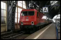 Eine Rarität aus heutiger Sicht ist der Einsatz der 156001 unter DB Signum im Personenzugverkehr. Am 18.6.1996 um 15.30 Uhr stand sie abfahrbereit mit einem RB in Richtung Norden im HBF Dresden.