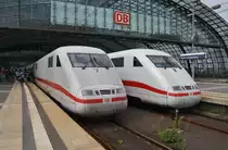 Treffen zwischen zwei ICE1 am 31.7.2016 im Berliner Hauptbahnhof. Links steht 401 052-6  Hanau  als ICE694 von Stuttgart Hauptbahnhof nach Berlin Ostbahnhof und rechts 401 056-7  Heppenheim/Bergstraße  als ICE691 von Berlin Ostbahnhof nach München Hauptbahnhof. 