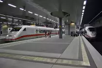 Treffen der Generationen im Tiefbahnhof des Berliner Hauptbahnhofs, 808 034-3  Minden  und 808 014-5  Hamm(Westf)  als ICE848 von Berlin Gesundbrunnen nach Köln Hauptbahnhof und 403 024-3  Fürth  mit 403 030-0  Göttingen  als ICE545 von Köln Hauptbahnhof nach Berlin Gesundbrunnen. (31.7.2016)