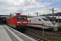 Während 112 102-9 mit dem RE5 (RE4360) von Elsterwerda nach Rostock Hauptbahnhof am 31.7.2016 Berlin Gesundbrunnen verlässt, wartet 808 036-8  Jüterbog  als ICE847 von Düsseldorf Hauptbahnhof mit 808 009-5  Riesa  als ICE857 von Köln Hauptbahnhof nach Berlin Gesundbrunnen auf Ausfahrt ins BW Rummelsburg.