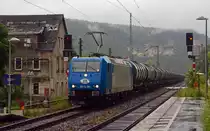 185-CL 004 der ITL beförderte am 17.06.16 einen Kesselwagenzug, welchen sie zuvor in Bad Schandau übernommen hatte, durch Stadt Wehlen Richtung Dresden.