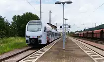 Seit es keinen Fernverkehr mehr auf der Moselstrecke und der Saarstrecke gibt hat der Süwex (Südwestexpress) diese Rolle übernommen. Fast im Stundentakt geht es von Koblenz über Trier nach Mannheim, einige Züge enden in Kaiserslautern, manche auch in Saarbrücken und zwar immer dann, wenn in der gleichen Fahrplanlage ein IC oder ICE/TGV den Saarbrücker Hbf. in Richtung Mannheim verlässt. Der Süwex wird gut angenommen und ist fast immer gut besetzt, an manchen Tagen auch schon übervoll, besonders wenn es zu Stoßzeiten keine Doppeltraktionen gibt. 
429 124 ist als RE Koblenz - Mannheim unterwegs und durchfährt mit Tempo 120 den Bahnhof von Ensdorf Saar. 
Wenn die Stahlindustrie Flaute hat, dann wird schon mal ein Wagenpark des Erzbombers in Ensdorf abgestellt. 
Bahnstrecke 3230 Saarbrücken - Karthaus am 12.07.2016 