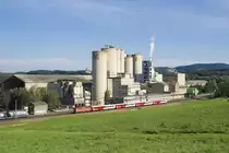 Am 2. August 2016 erscheint die 1142 567 mit ihrer S-Bahn 4137 im Gegensatz zum mächtigen Lafarge Zementwerk in Retznei doch etwas mickrig. Etwas versteckt ist am Foto auch das Schloß Ehrenhausen zu sehen. 