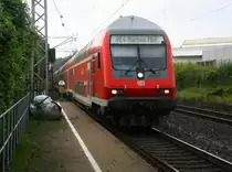 Ein RE4 Verstärkerzug von Düsseldorf-Hbf nach Aachen-Hbf kommt die Kohlscheider-Rampe hoch aus Richtung Neuss,Herzogenrath und hält in Kohlscheid und fährt dann weiter in Richtung Richterich,Laurensberg,Aachen-West,Aachen-Schanz,Aachen-Hbf. 
Aufgenommen vom Bahnsteig 2 in Kohlscheid.
Am 5.8.2016.