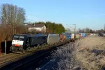 Im Herbst 2013 neu bei Lokomotion war das schwarzes Zebra mit dem Namen ES 64 F4 027. Am 14. Dezember 2013 leistete sie einer Railpool 186 Vorspann vor dem TEC 43123 in Richtung Brenner, aufgenommen bei Vogl.