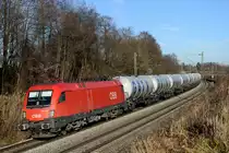 Fast die Uhr kann man nach dem samstäglich verkehrende Kesselwagenzug von München nach Koper stellen. Die Leistung ist auch leicht zu identifizieren, da er einheitlich aus neuen Kesselwagen mit GATX Beschriftung besteht. Am 13. Dezember 2013 entstand diese Aufnahme mit 1116.118 bei Hohenaich.