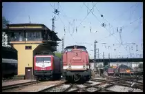 Reichsbahn Flair am 18.5.1996 im Gleisvorfeld des HBF Dresden: Während 204274 mit einem Regionalzug um 11.07 Uhr aus nördlicher Richtung einfährt, warten vier andere ehemalige Reichsbahn  Schwestern  im Gleisvorfeld. Am ehemaligen Stellwerk steht die modernste davon in Form von 112102.