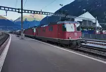 Eine Re 10/10, bestehend aus den Lokomotiven Re 4/4 II 11263 und Re 6/6 11627  Lutterbach-Attisholz , fährt mit einem Güterzug in den Bahnhof Erstfeld ein.
Aufgenommen am 20.7.2016.