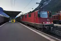 Eine Re 12/12, bestehend aus den Lokomotiven Re 4/4 II 11292, Re 4/4 II 11249 und Re 4/4 II 11257, donnert mit einem Güterzug durch Erstfeld dem Gotthard entgegen.
Aufgenommen am 20.7.2016.